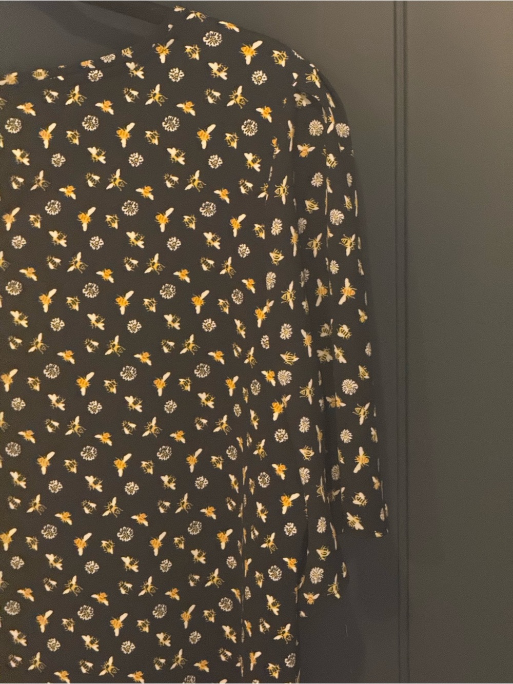 🐝 Ann Taylor Factory Women’s Print Bee  Daisy Black Blouse - Size L Cottagecore - Picture 9 of 10